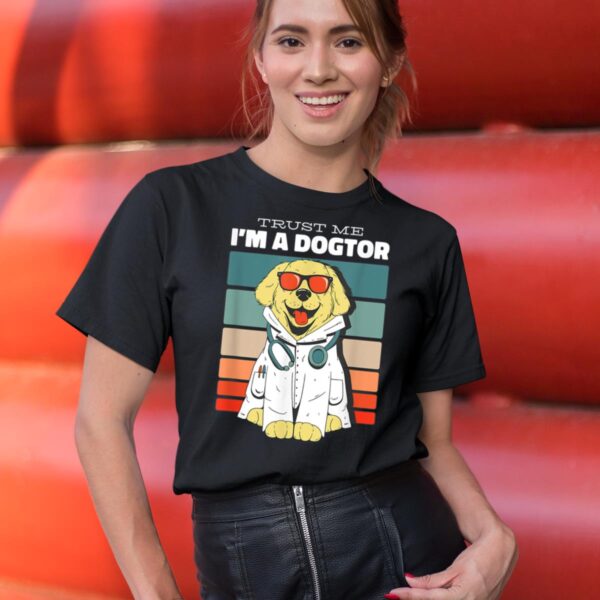 Linocasa– Trust Me I Am A Dogtor T-Shirt - Image 6